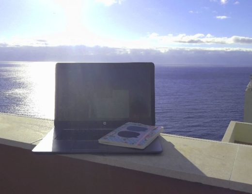 Ortsunabhängiges Arbeiten: Laptop auf der Dachterasse
