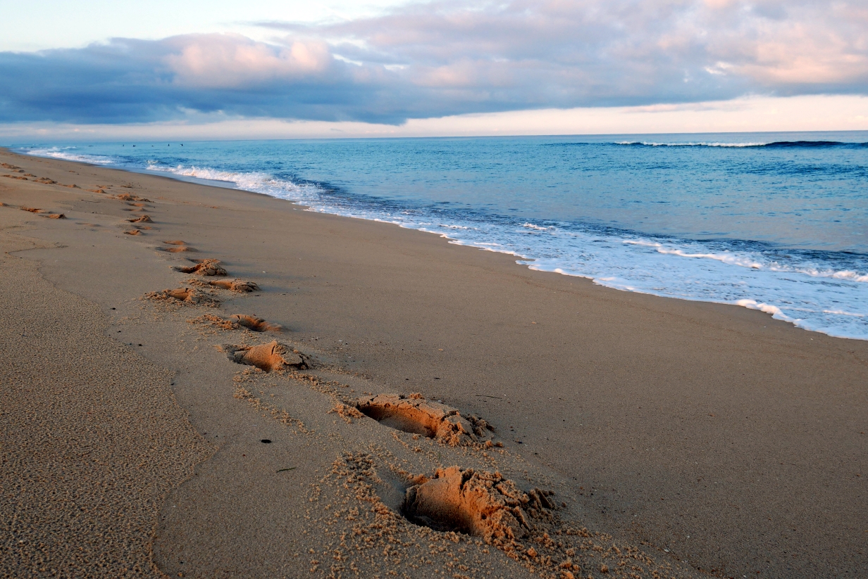 Atlantikküste Frankreich: Fußstapfen im Sand